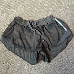 Lululemon women’s camo shorts size 8